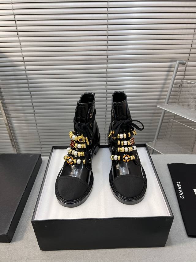 出厂 Chanel 秋冬短靴新品 扣饰系带马丁靴！ 内里柔软水染小羊皮！ 鞋底意大利进口牛皮革！ 独家 顶级精品 Size：35-40 40定做